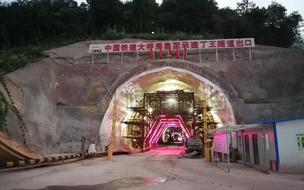 张吉怀高铁丁王隧道管棚支护项目