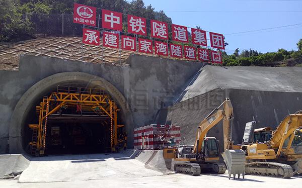 郑万高铁向家湾隧道自钻式管棚支护项目