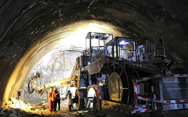 玉磨铁路勐养隧道管棚支护项目凿岩台车
